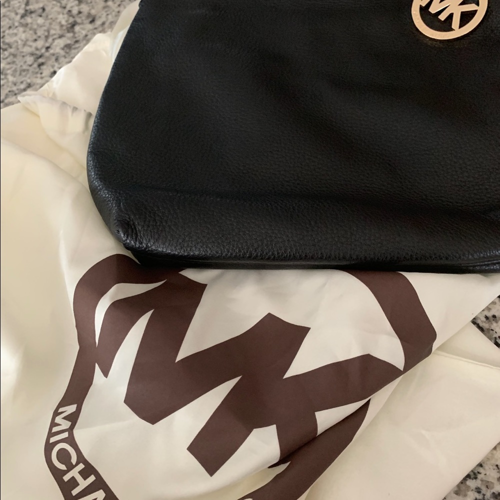 Micheal Kors bag in duster like new - Picture 2 of 2